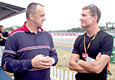 Stanislav Matějovský vysvětluje Davidovi Coulthardovi jak přišel na Nürburgringu ke zranění levé ruky