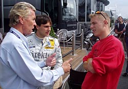 Martin Hines a jezdci Gary Paffett a Michal Matějovský při setkání na závodech DTM v Brně