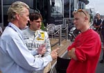 Мартин Хихес и гонщик Гари Паффетт и Михал Матеёвский при встрече на гонках DTM в Брне