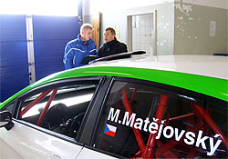 Michal Matějovský v boxech na okruhu v Oscherslebenu při testech s vozem SEAT