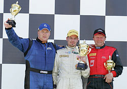 Stupně vítězů po nedělním závodě na Hungaroringu - první Michl, druhý Forman a třetí Němec Huber