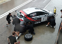 Changing the tyres in the course of the Saturday race