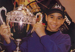 Lewis Hamilton jako vítěz Mc Laren Mercedes Formule Yamaha z roku 1997