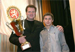 Miroslav Forman převzal ocenění za 1. místo ve sprintu D4, kategorie do 2000ccm, za asistence svého syna Jiřího Formana