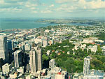 Auckland, pohled z 328 metrů vysoké věže SKY TOWER