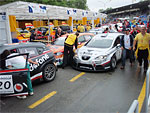 Congestion of cars in the pit lane at the Saturday qualifying
