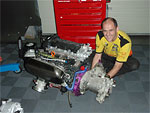 Jeden ze španělských mechaniků připravuje nový motor a převodovku do Michalova vozu pro sobotní kvalifikaci