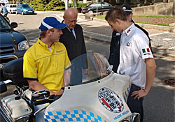 Michal Matějovský a Josef Král si vyzkoušeli za přítomnosti primátora Divíška stroje Harley-Davidson Městské policie v Hradci Králové