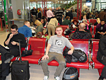 Michal před odletem do Dubaje na vídeňském letišti