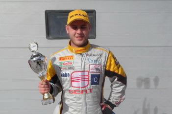 Michal Matějovský s trofejí za druhé místo v závodě DUNLOP 24H Dubai