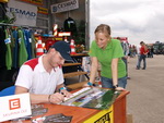 Ze sobotní autogramiády Michala Matějovského na stánku regionální pobočky ČESMAD BOHEMIA, Truckfest 2011, Hradec Králové
