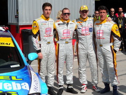 Tým SUNRED ve složení Oriola, Rossi, Matějovský a Ibran před startem závodu DUNLOP 24H Dubaj