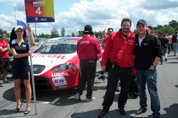 Michal Matějovský a šéf španělského týmu SUNRED Juan Orus na startu nedělního závodu FIA WTCC 2011 v Brně