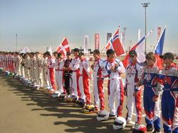 Jiří Forman (první zprava) při slavnostním nástupu jezdců k sobotním finalovým jízdám na okruhu Al Ain Raceway