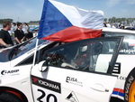 Na startovním roštu prvního závodu vlála česká vlajka v první řadě