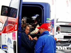Michal Matějovský u tahače Buggyra Davida Vršeckého před jeho startem na závodech FIA ETRC na Nürburgringu