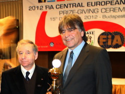 President FIA pan Jean Todt, spolu se členem týmu ČSMS Karlem Hrnčířem, který převzal pohár pro Michala Matějovského