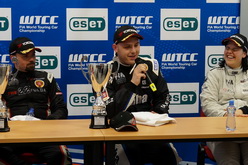 Michal Matějovský hovoří na tiskové konferenci s vítězi nedělních závodů FIA ETCC