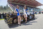 Český tým Lotus-Praga podpořila ve Spa také čerstvá Miss Slovenska Karolína Chomisteková