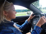 Z natáčení videoklipu pro hudební skupinu MAAT na letišti v Hradci Králové - zpěvačka Livie Kuchařová za volantem vozu Chevrolet Camaro ZL 1