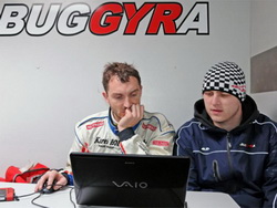 Michal Matějovský spolu s Davidem Vršeckým během pondělních testů týmu Buggyra v Mostě