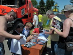 Z autogramiády jezdců Michala Matějovského, Petra Fulína a Václava Svobody na Rally Show 2014 v Hradci Králové