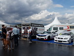 Závodní vůz BMW 320si a týmové předváděcí vozidlo Chevrolet Camaro ZL1