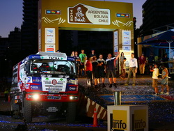 Martin Kolomý se svojí posádkou na startu letošního Dakaru v argentinském Rosariu