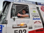 Martin Kolomý zdraví přihlížející na startu Rallye DAKAR v Argentině