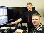 Michal Matějovský spolu s majitelem firmy Motorsport Simulator Petrem Lisou během jízd na závodním trenažeru