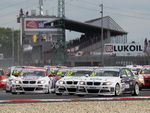 Michal Matějovský s vozem BMW 320si krátce po startu v závodech FIA ETCC na okruhu Slovakia Ring
