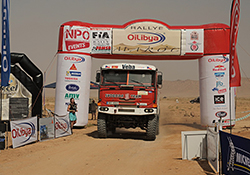Tatra pilotovaná Václavem Svobodou projíždí cílovou metou první etapy OiLibya Rally of Morocco v Erfoudu