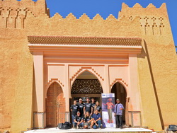 Společné foto členů Svoboda Tatra Teamu u hotelu Belere v Erfoudu, místě první části marocké OiLibya Rally 2014