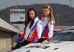 Modelky Lucie Sovová a Alena Klapková předvedly nové modely týmového oblečení pro sezónu 2015 od firmy ALEA z Písku