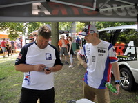 Michal Matějovský a Martin Kolomý na stánku týmu Buggyra