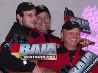 Václav Svoboda, Zdeněk Novák i Milan Drázda se mohli spolu s týmem v Německu radovat ze zisku trofeje za vítězství v rally Baja Deutschland