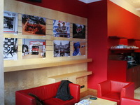 Pohled na část výstavy fotografií Rychlá kola instalované v galerii Orbis v budově CzechTourism na Vinohradské třídě v Praze