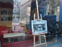 Pohled na část výstavy fotografií Rychlá kola instalované v galerii Orbis na Vinohradské třídě v Praze