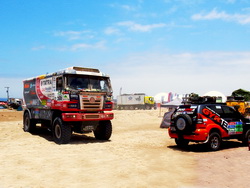 Pohled do bivaku s dakarskou tatrou Martina Kolomého během rally Dakar 2015