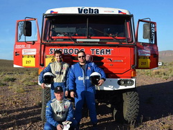 Svobodova Tatra s posádkou Václav Svoboda, Zdeněk Novák a Milan Drázda v marockém Ouarzazate před startem 1. etapy Tuareg Rally