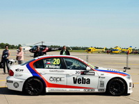 Matějovský vyhrál závod s helikoptérou se závodním vozem BMW 320si