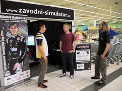 Michal Matějovský spolu s představiteli společnosti AquaPro Racing ve Futuru v Hradci Králové