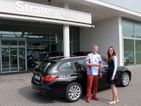 Michal Matějovský spolu s generální ředitelkou společnosti STRATOS AUTO spol. s r.o. při převzetí partnerského vozu BMW 320xd