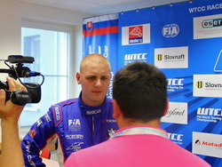 Michal Matějovský na tiskové konferenci poté co v sobotní kvalifikaci vybojoval pole position pro nedělní závody