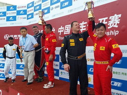 Miroslav Forman a Martin Kolomý na pódiovém umístění v prvním podniku China Truck Racing Championship 2015 v Guangdongu