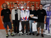 Michal Matějovský spolu se zástupci firmy Aqua Pro Racing a vítězi soutěže
