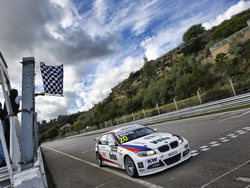 Michal Matějovský s BMW 320si si přijíždí pro titul evropského šampiona na okruhu v italské Perguse