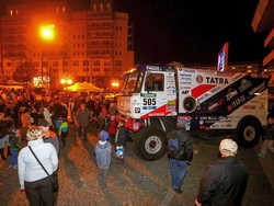 Představení speciálů Buggyra pro Dakar 2016 přihlížely na mosteckém náměstí stovky lidí