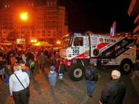 Představení speciálů Buggyra pro Dakar 2016 přihlížely na mosteckém náměstí stovky lidí
