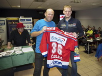 Dražby se zúčastnil také bývalý český hokejový brankář Dušan Salfický